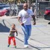 Mike Tyson, fait la course dans les rues de Venice à Los Angeles avec son petit garçon Morocco, le 16 mars 2014