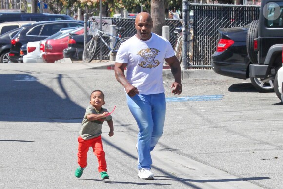 Mike Tyson, fait la course dans les rues de Venice à Los Angeles avec son petit garçon Morocco, le 16 mars 2014