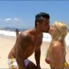 Julien et Charlotte s'embrassent pour un shooting dans Les Marseillais à Rio jeudi 20 mars 2014 sur W9