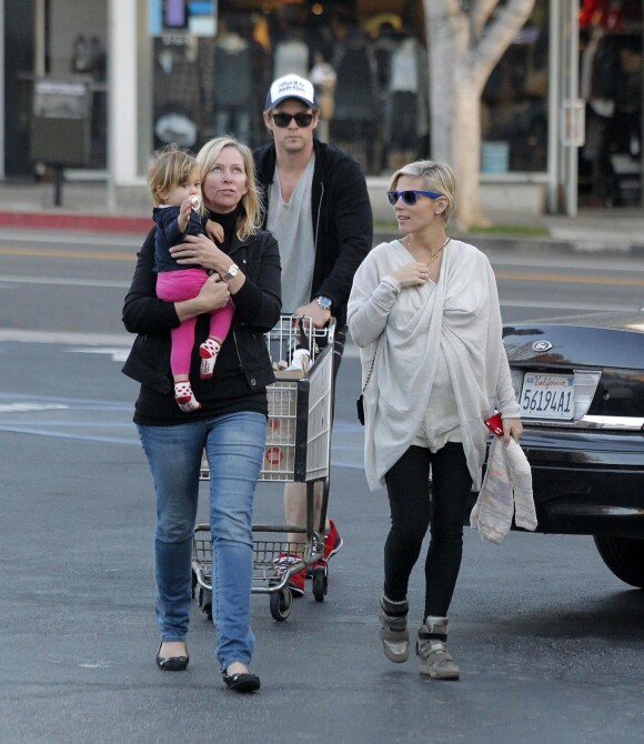 Elsa Pataky et Chris Hemsworth faisant des courses avec leurs filles India Rose à Los Angeles le 9 janvier 2014