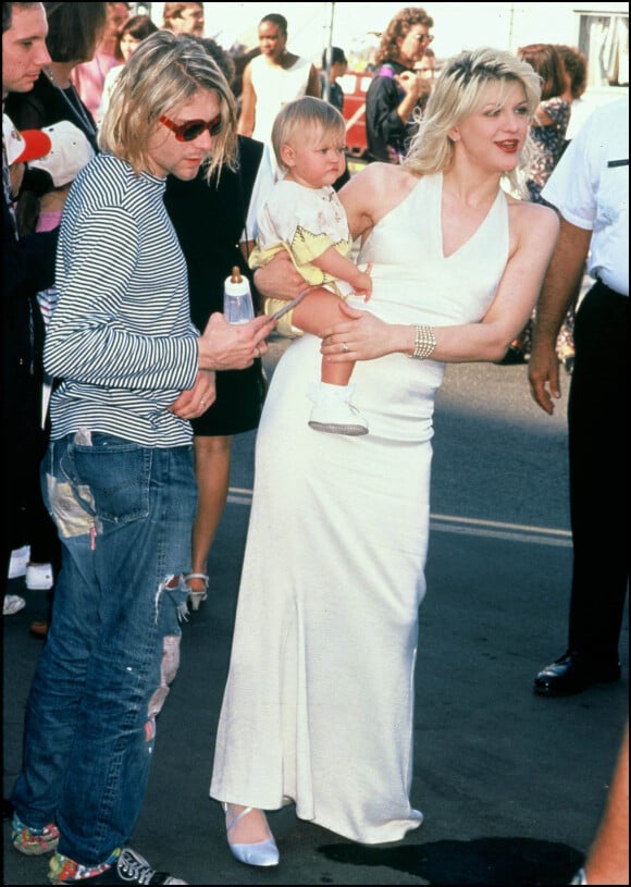 Kurt Cobain en compagnie de Kurt Cobain avec leur fille France à Los Angeles, le 7 septembre 1993.