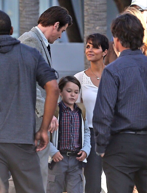 Halle Berry, Goran Visnjic et Pierce Gagnon sur le tournage de "Extant" à Los Angeles, le 17 mars 2014