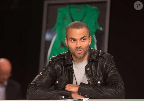 Tony Parker présente le nouveau maillot de l'ASVEL, le 26 septembre 2013 lors d'une conférence de presse à Lyon