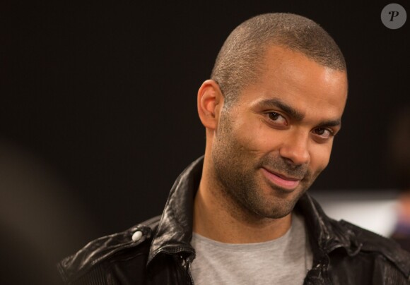 Tony Parker présente le nouveau maillot de l'ASVEL, le 26 septembre 2013 lors d'une conférence de presse à Lyon
