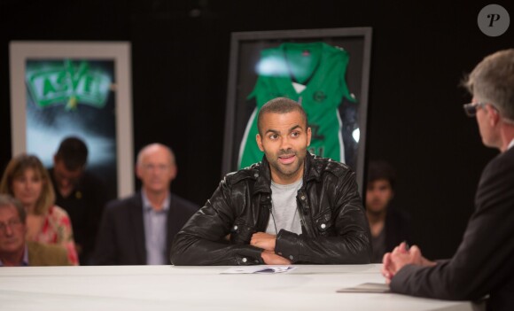 Tony Parker présente le nouveau maillot de l'ASVEL, le 26 septembre 2013 lors d'une conférence de presse à Lyon
