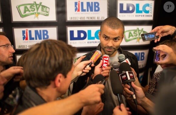 Tony Parker présente le nouveau maillot de l'ASVEL, le 26 septembre 2013 lors d'une conférence de presse à Lyon