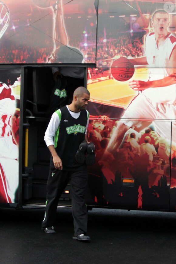 Tony Parker lors de son arrivée pour un échauffement avant le match entre l'ASVEL et Cholet, le 29 octobre 2011