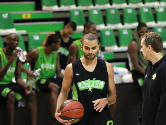 Tony Parker, lors de son premier entraînement avec l'ASVEL lors du lock-out NBA de 2011, à l'Astroballe de Villeurbanne, le 10 octobre 2011
