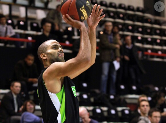 Tony Parker, lors de son premier entraînement avec l'ASVEL lors du lock-out NBA de 2011, à l'Astroballe de Villeurbanne, le 10 octobre 2011