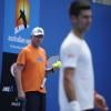 Novak Djokovic à l'entraînement sous les yeux de Boris Becker durant l'Open d'Australie, le 15 janvier 2014 à Melbourne