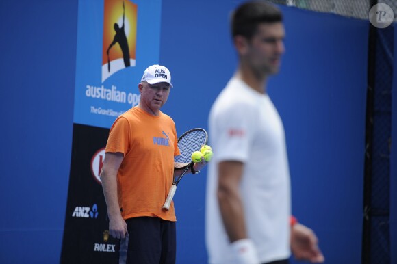 Novak Djokovic à l'entraînement sous les yeux de Boris Becker durant l'Open d'Australie, le 15 janvier 2014 à Melbourne