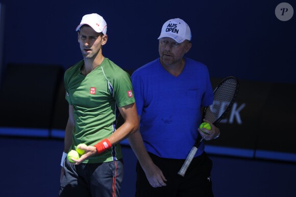 Novak Djokovic à l'entraînement sous les yeux de Boris Becker durant l'Open d'Australie, le 12 janvier 2014 à Melbourne