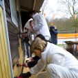  La reine Maxima et le roi Willem-Alexander des Pays-Bas ont aidé à repeindre une grange au parc animalier Akkertje de Rijswijk, le 21 mars 2014 pour la 10e Journée du bénévolat organisée par leur fondation, le Fonds Orange. 