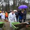 Le roi Willem-Alexander des Pays-Bas et son épouse ont aidé à planter des piquets pour une clôture au parc animalier Akkertje de Rijswijk, le 21 mars 2014 pour la 10e Journée du bénévolat organisée par leur fondation, le Fonds Orange.