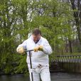 Le roi Willem-Alexander des Pays-Bas et son épouse ont aidé à planter des piquets pour une clôture au parc animalier Akkertje de Rijswijk, le 21 mars 2014 pour la 10e Journée du bénévolat organisée par leur fondation, le Fonds Orange.