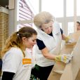  La princesse Beatrix des Pays-Bas aide à vernir du mobilier à Zeewolde, sur un site de l'Institut pour l'Education environnementale et le développement durable, le 21 mars 2014 pour la 10e Journée du bénévolat organisée par le Fonds Orange. 