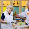 La princesse Beatrix des Pays-Bas aide à vernir du mobilier à Zeewolde, sur un site de l'Institut pour l'Education environnementale et le développement durable, le 21 mars 2014 pour la 10e Journée du bénévolat organisée par le Fonds Orange.
