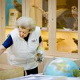  La princesse Beatrix des Pays-Bas aide à vernir du mobilier à Zeewolde, sur un site de l'Institut pour l'Education environnementale et le développement durable, le 21 mars 2014 pour la 10e Journée du bénévolat organisée par le Fonds Orange. 