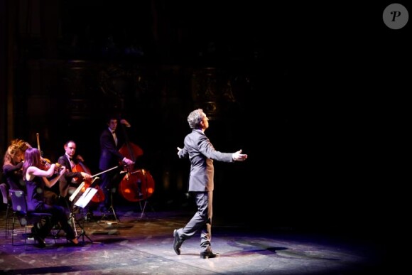 Exclusif : Gad Elmaleh sur la scène de l'Opéra de Paris pour son spectacle "Sans Tambour", accompagné de 5 violonistes le 16 mars 2014. Toute reproduction interdite.