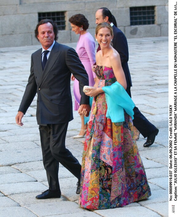 Julio Iglesias et sa compagne Miranda en 2002 à Madrid