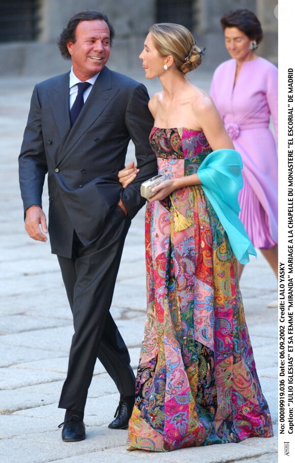 Julio Iglesias et sa compagne Miranda en 2002 à Madrid
