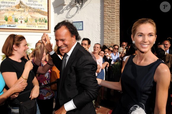 Julio Iglesias et sa femme Miranda Rijnsburger au mariage de Marta Iglesias à Marbella, le 25 mai 2008
