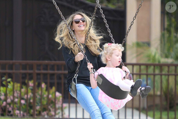 Rebecca Gayheart fait de la balançoire avec ses filles, Georgia et Billie, à Beverly Hills, le 22 mars 2014. 