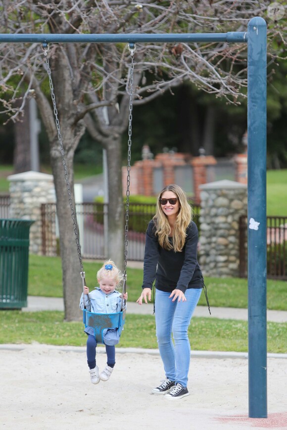 Rebecca Gayheart fait de la balançoire avec la petite Georgia (2 ans) à Beverly Hills, le 22 mars 2014.