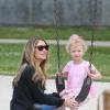 Rebecca Gayheart fait de la balançoire avec sa fille Billie (4 ans) à Beverly Hills, le 22 mars 2014.