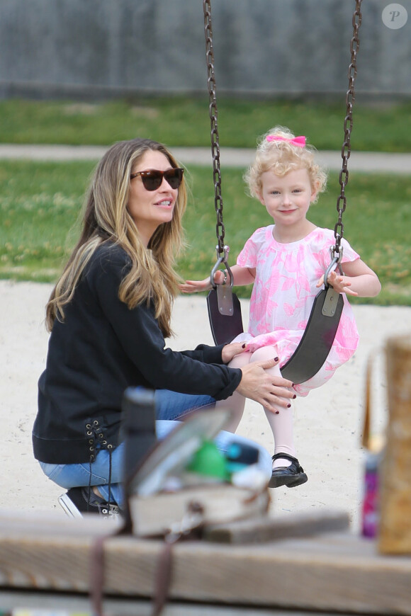 Rebecca Gayheart fait de la balançoire avec sa fille Billie (4 ans) à Beverly Hills, le 22 mars 2014.