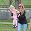 Rebecca Gayheart fait de la balançoire avec ses filles à Beverly Hills, le 22 mars 2014.
