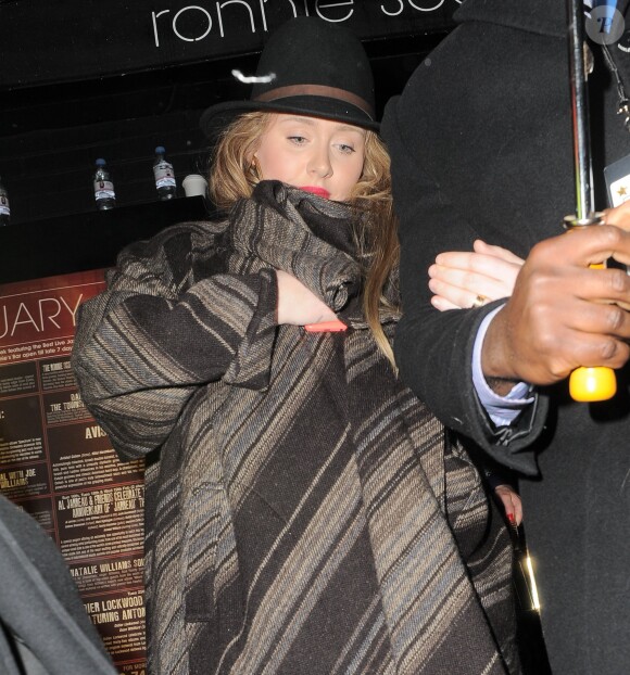 La chanteuse Adele quitte le club Ronnie Scott, où elle a assisté à un concert privé de Prince. Le 17 février 2014.