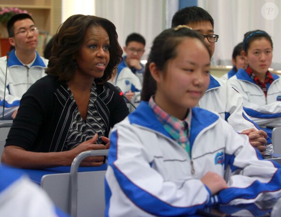 Michelle Obama suit un cours d'anglais dans un lycée de Chengdu dans la province de Shaanxi, le 25 mars 2014.
