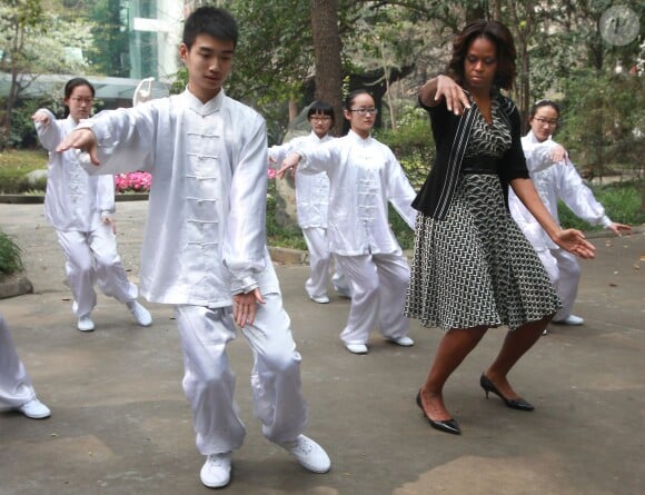 La première dame Michelle Obama apprend quelques mouvements de Tai-chi dans un lycée de Chengdu dans la province de Shaanxi en Chine, le 25 mars 2014.