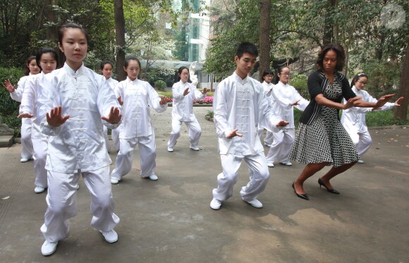 La première dame Michelle Obama apprend quelques mouvements de Tai-chi dans un lycée de Chengdu dans la province de Shaanxi eb Chine, le 25 mars 2014.