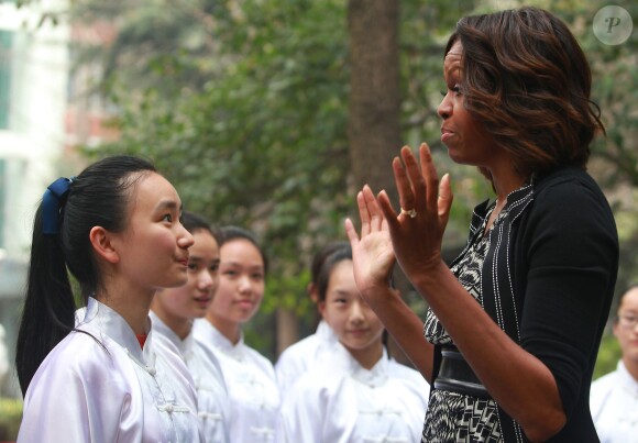 La première dame Michelle Obama apprend quelques mouvements de Tai-chi dans un lycée de Chengdu dans la province de Shaanxi eb Chine, le 25 mars 2014.