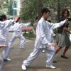 La première dame Michelle Obama apprend quelques mouvements de Tai-chi dans un lycée de Chengdu dans la province de Shaanxi eb Chine, le 25 mars 2014.