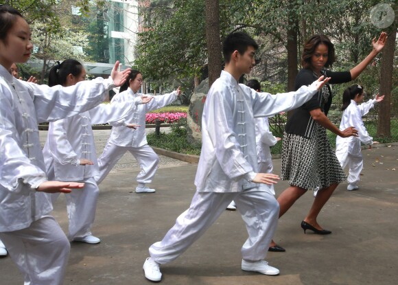 La première dame Michelle Obama apprend quelques mouvements de Tai-chi dans un lycée de Chengdu dans la province de Shaanxi eb Chine, le 25 mars 2014.