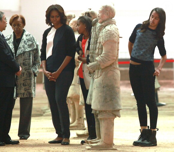 Michelle Obama et ses filles Sasha et Malia visitent le mausolée de l'empereur Qin, à Xian en Chine, le 24 mars 2014.