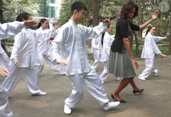 La première dame Michelle Obama apprend quelques mouvements de Tai-chi dans un lycée de Chengdu dans la province de Shaanxi eb Chine, le 25 mars 2014.
