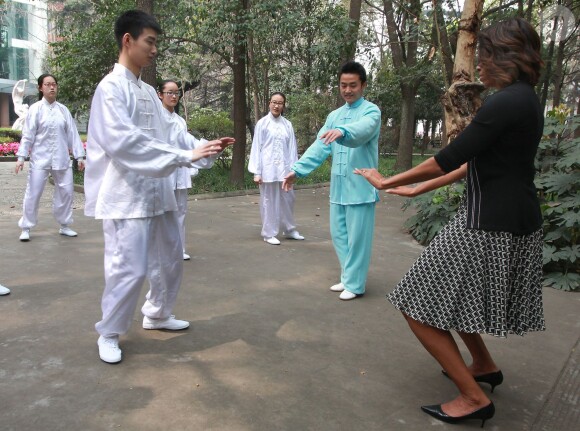 La première dame Michelle Obama apprend quelques mouvements de Tai-chi dans un lycée de Chengdu dans la province de Shaanxi eb Chine, le 25 mars 2014.