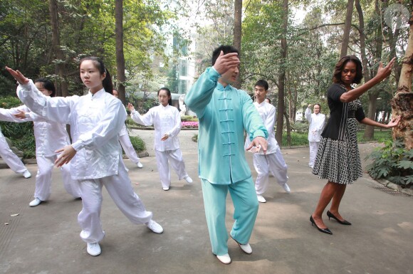 La première dame Michelle Obama apprend quelques mouvements de Tai-chi dans un lycée de Chengdu dans la province de Shaanxi eb Chine, le 25 mars 2014.