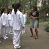La première dame Michelle Obama apprend quelques mouvements de Tai-chi dans un lycée de Chengdu dans la province de Shaanxi eb Chine, le 25 mars 2014.