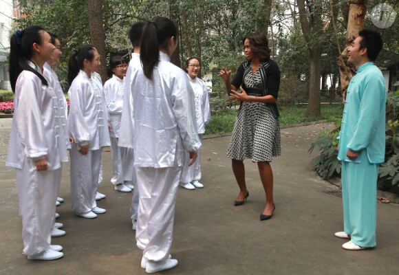 La première dame Michelle Obama apprend quelques mouvements de Tai-chi dans un lycée de Chengdu dans la province de Shaanxi eb Chine, le 25 mars 2014.
