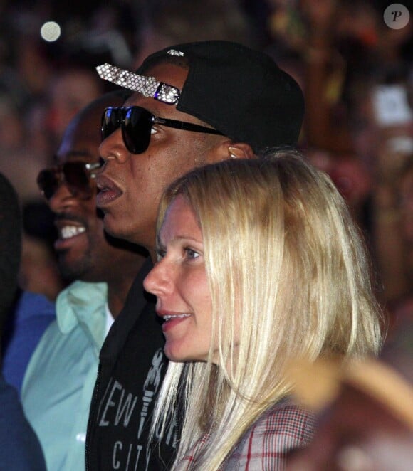 Jay-Z et Gwyneth Paltrow au concert de Beyoncé au festival de Glastonbury au Royaume-Uni, le 26 juin 2011.