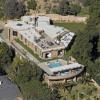 Voici la villa que Rihanna met en vente pour 14 995 000 dollars. Située dans le quartier de Pacific Palisades à Los Angeles, elle s'étend sur un peu plus de 1000 m² et possède 7 chambres et 9 salles de bain.