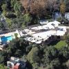 Voici la villa que Rihanna met en vente pour 14 995 000 dollars. Située dans le quartier de Pacific Palisades à Los Angeles, elle s'étend sur un peu plus de 1000 m² et possède 7 chambres et 9 salles de bain.