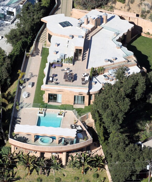 Rihanna a acheté cette villa en décembre 2012, reçu les visites de stalkers et cambrioleurs, et décidé de déménager après seulement quelques mois.