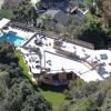 Voici la villa que Rihanna met en vente pour 14 995 000 dollars. Située dans le quartier de Pacific Palisades à Los Angeles, elle s'étend sur un peu plus de 1000 m² et possède 7 chambres et 9 salles de bain.