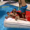 Antonin, Paga et Julien mettent le matelas de Merylie dans la piscine - "Les Marseillais à Rio", épisode du 27 mars 2014 diffusé sur W9.